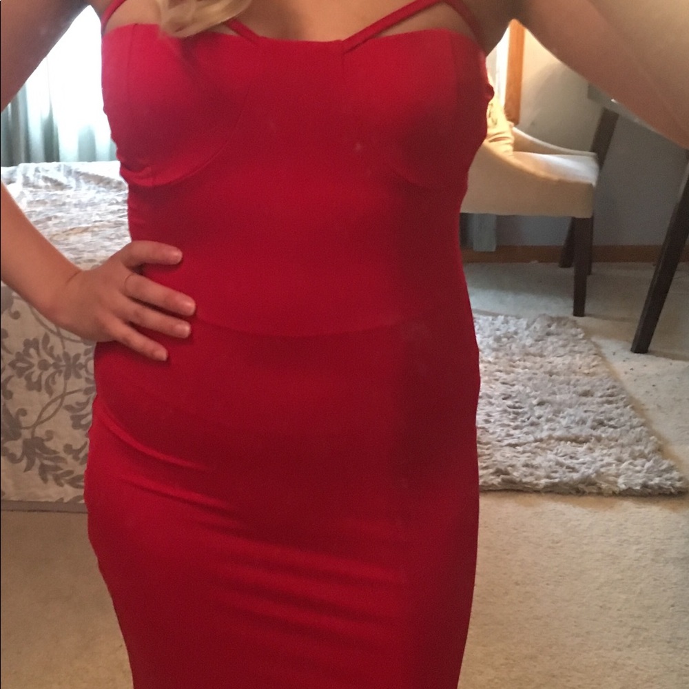 Red dress - Picture 3 of 3